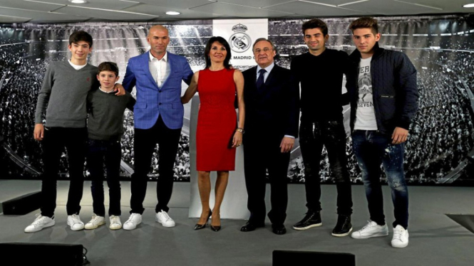 Zinedine Zidane bersama isteri dan keempat putranya saat berfoto bersama Presiden Real Madrid, Florentino Perez