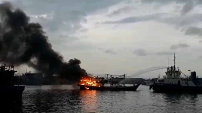 Kapal Nelayan Bermuatan Cumi di Pelabuhan Muara Baru Ludes Dilalap Api