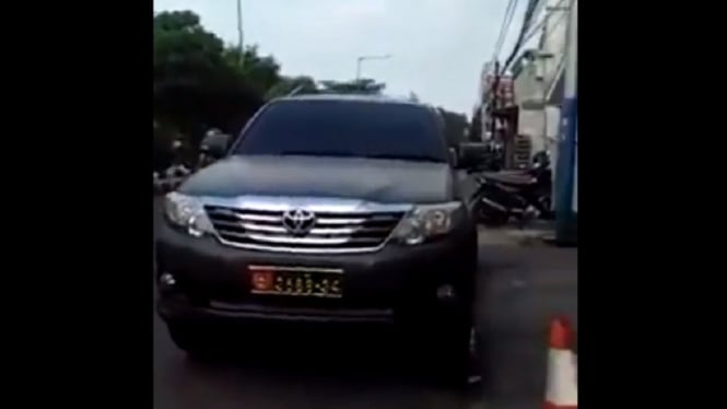 Terkuak, Pemakai Mobil Dinas TNI AD Adalah Ahon, Warga Sipil, Besok Akan Diperiksa (Foto Tangkap Layar Video Instagram)
