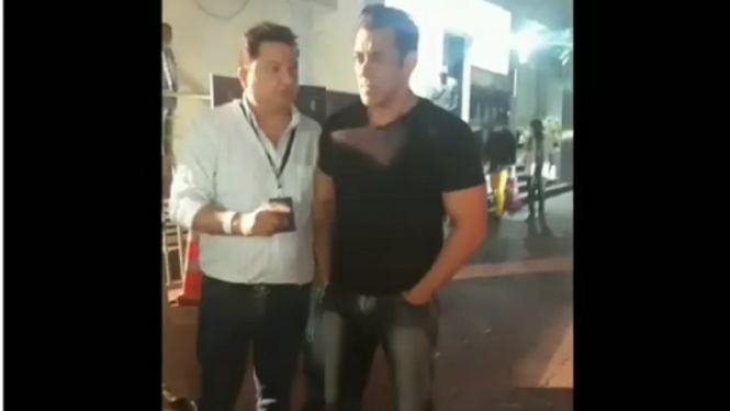 Video Salman Khan Tampil Penuh Gaya saat Berada di Tempat Umum (Foto Tangkap Layar Video Instagram)