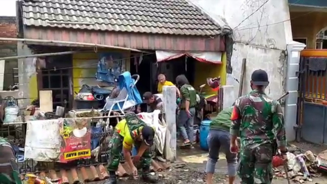 banjir surut anggota TNI bantu bersihkan rumah-Tangerang