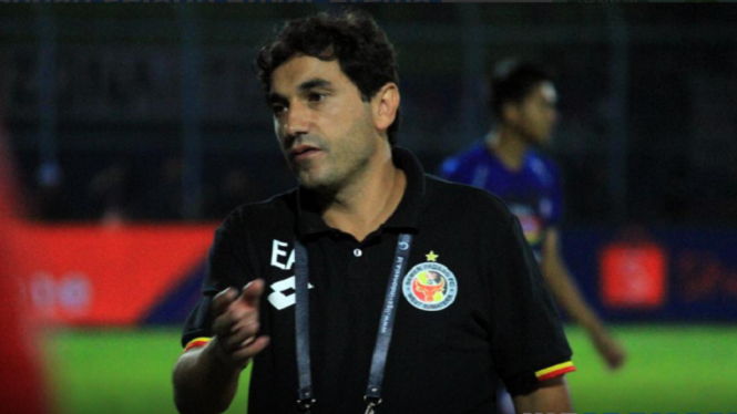 Eduardo Almeida Pelatih Baru Arema FC setelah ditinggal Mario Gomez