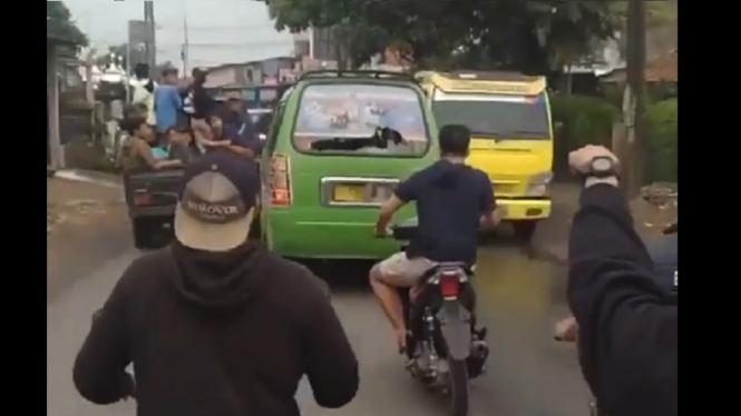 Viral, Satu Orang Tewas saat Angkot Ngebut Menabrak Warung dan Motor (Foto Tangkap Layar Video Instagram)