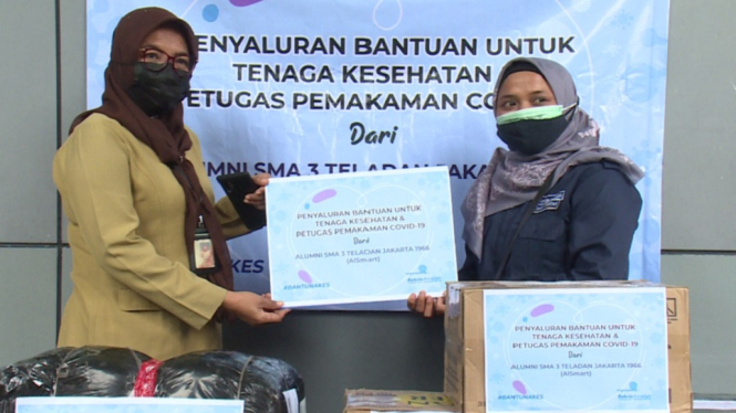 Bakrie Amanah &amp; Alumni SMA 3 Teladan Beri Paket Bantuan Ke Petugas Pemakaman