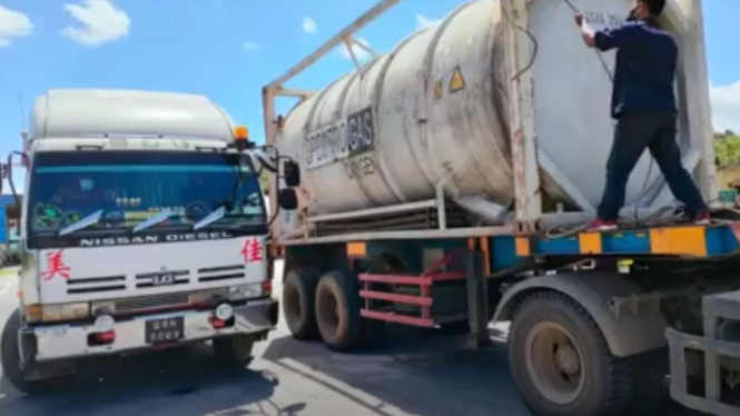 Dua mobil tangki oksigen import sebantak 45 ton dari Malaysia tengah dipersiapkan untuk memenuhi kekosongan oksigen di rumah sakit Pontianak. ( Foto: Tut Wuri H