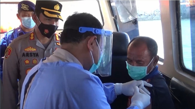 Nelayan jalani vaksinasi di atas kapal. (ANTV/ Muhammad Syahwan)