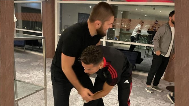 Saat Cristiano Ronaldo Mencoba Membanting Khabib Nurmagomedov, Ini yang Terjadi (Foto Instagram)