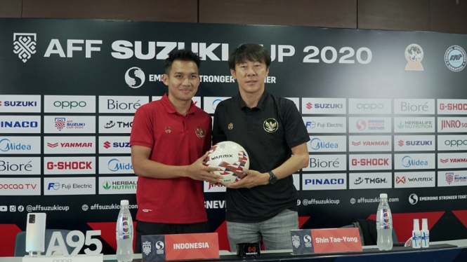 Shin Tae-yong dan Witan Sulaeman jelang lawan Singapura di Piala AFF 2020