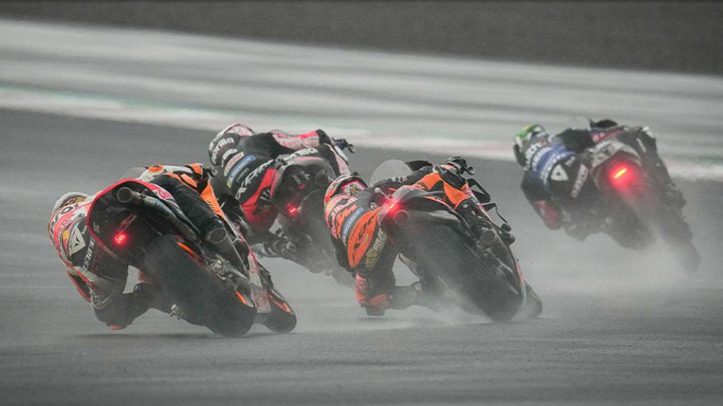 MotoGP Mandalika 2022 Pembalap adu cepat di lintasan basah
