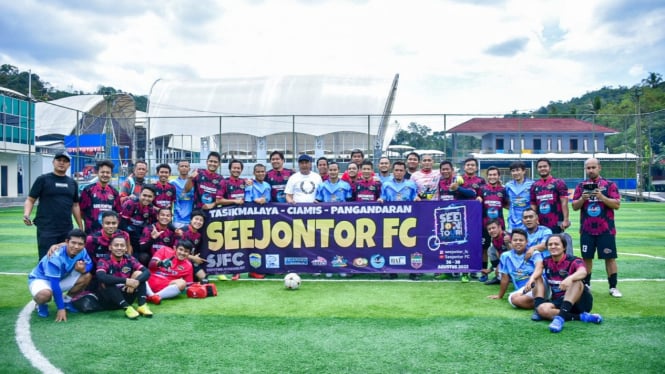 Berbagi Bola dan Sukacita Hiasi Perjalanan Seejontor FC