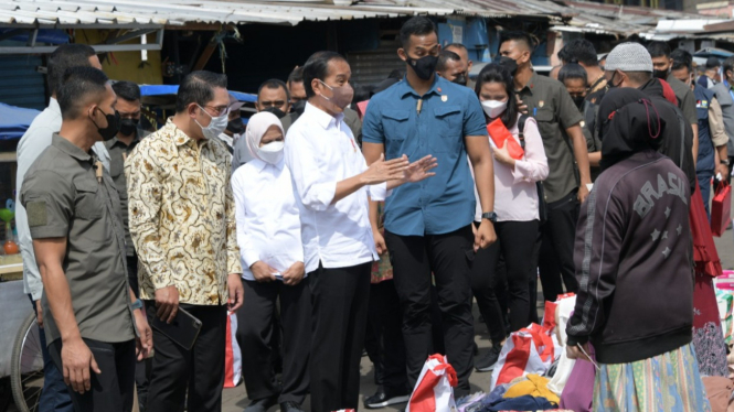 Presiden Joko Widodo saat mengunjungi Pasar Cicaheum