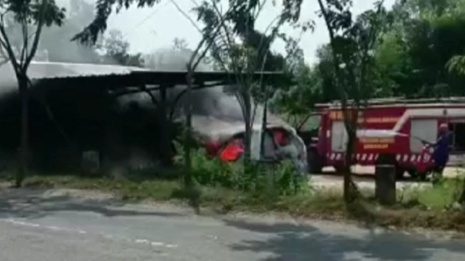 Mobil Milik Sebuah Bank Ludes Terbakar di Pinggir Jalan