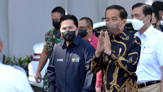 Presiden Jokowi bersama Erick Thohir dan Luhut B Pandjaitan