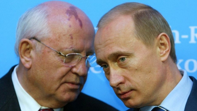Presiden Rusia Vladimir Putin (kanan) dan Mikhail Gorbachev (kiri).