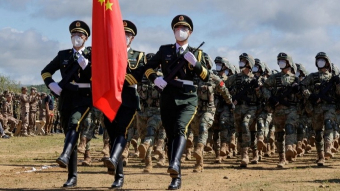 Prajurit China ambil bagian dalam pembukaan latihan perang.