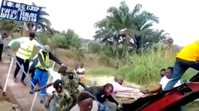 Potongan video jembatan roboh saat peresmian di Kongo.