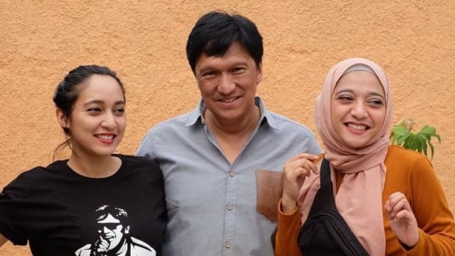 Ikang Fawzi dan kedua putrinya