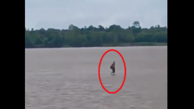 Heboh Video Penampakan Orang Berjalan di Atas Air