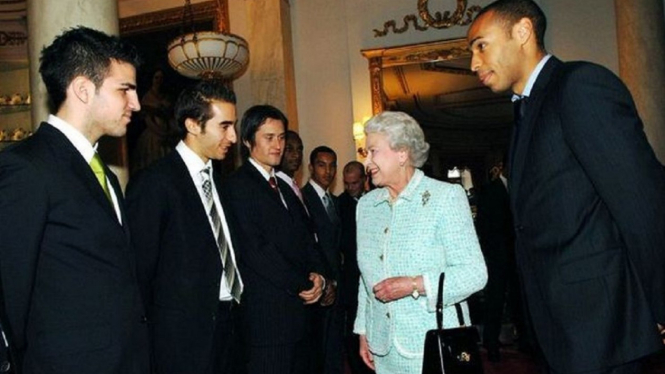 Ratu Elizabeth II saat menemui pemain Arsenal di Istana Buckingham