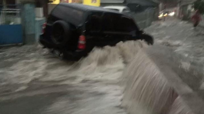 Detik-detik Mobil Terjebak Banjir dengan Arus Deras di Bogor
