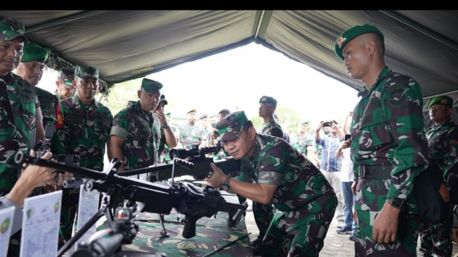 Kasad Jenderal TNI Dudung Abdurachman mengecek senjata.