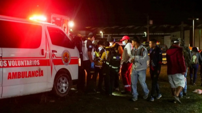 Para korban dievakuasi menggunakan ambulan di Guatemala.