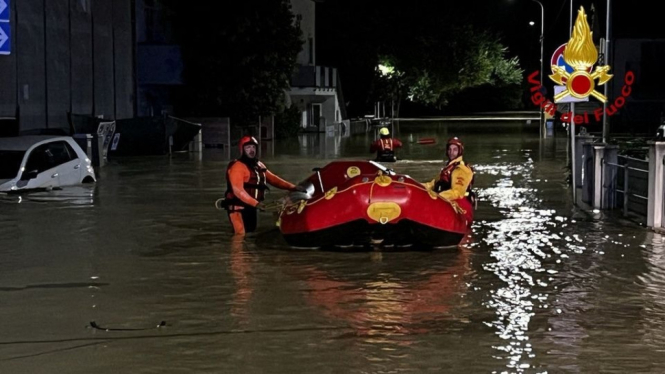 Petugas gunakan perahu karet patroli evakuasi di Italia.