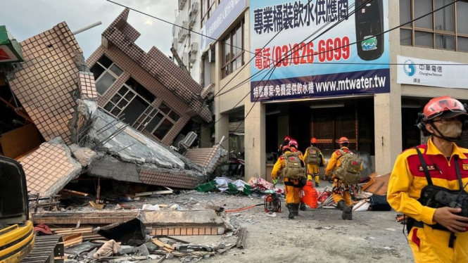 Bangunan runtuh akibat gempa di Taiwan.