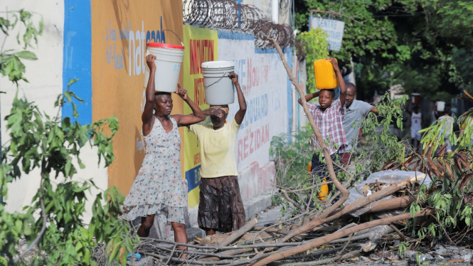 Warga Haiti mencari air.