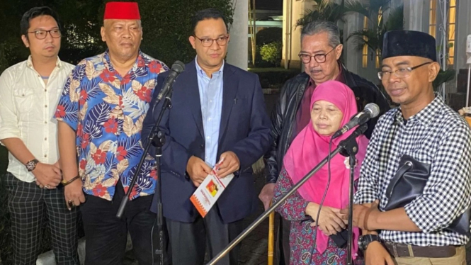 Gubernur DKI Jakarta bersama perwakilan ormas.