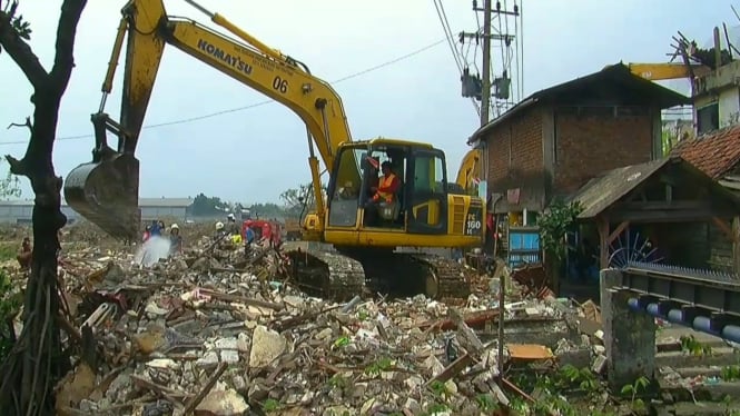 Belasan Rumah Rata dengan Tanah Digusur Pemkot Surabaya