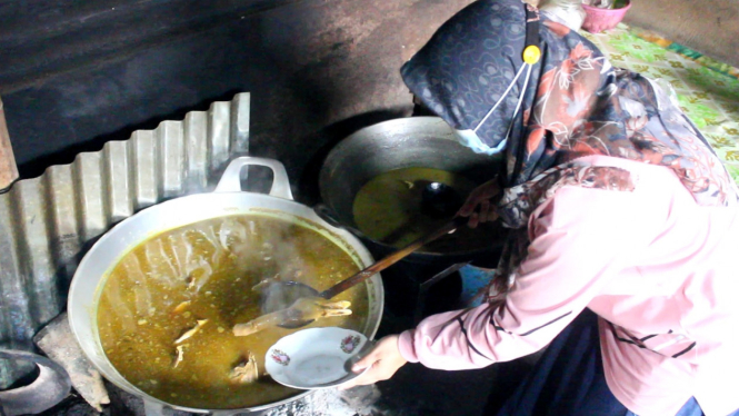 Sensasi Makan Opor Enthok di Dapur ala Kampung Sambil Bernostalgia