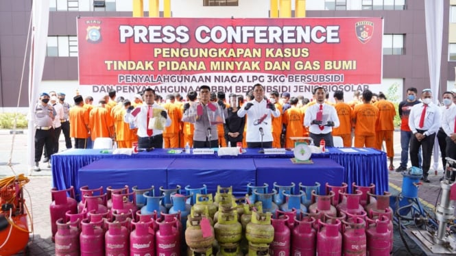 Polda Riau gelar konferensi pers pengopolosan LPG.