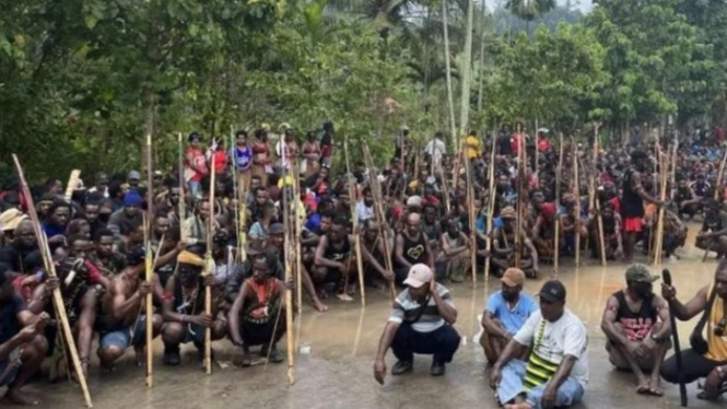 Warga adat Papua berjaga di kediaman Lukas Enembe.