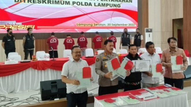 Polda Lampung konferensi pers penerbitan SHM palsu.