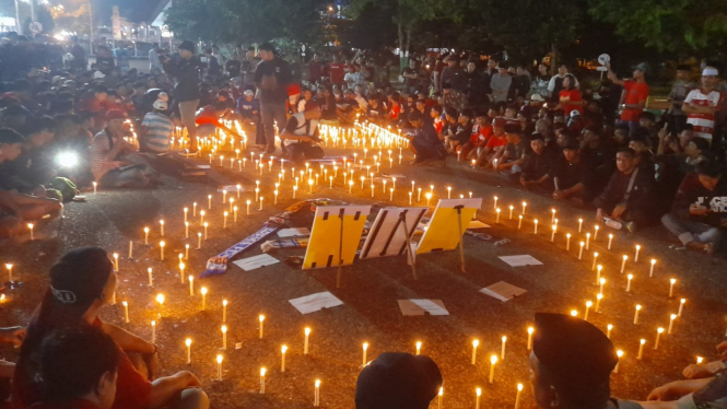 Suporter Madura menyalakan lilin solidaritas untuk Tragedi Kanjuruhan