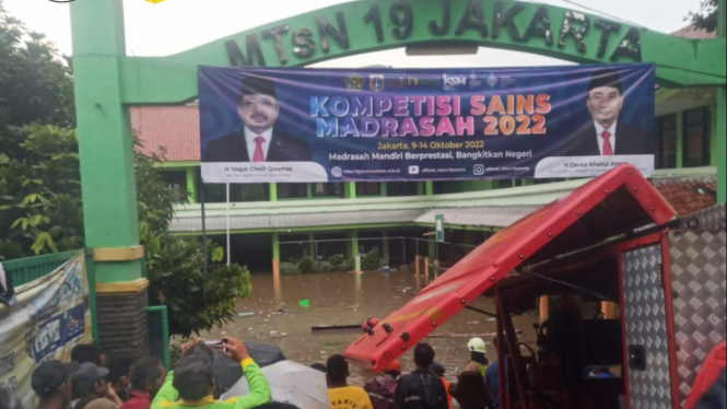 Banjir di MTs N 19 Pondok Labu Jakarta Selatan.