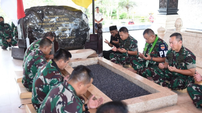 Kasad Jenderal Dudung Abdurachman ziarah ke makam Bung Karno.