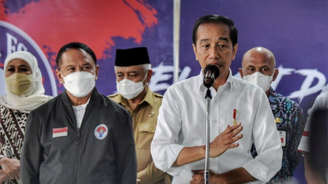 Presiden Jokowi dan Menpora Zainudin saat meninjau Std,Kanjuruhan