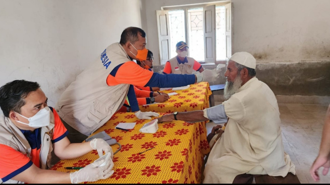 Tim Medis Indonesia melayani pasien korban banjir Pakistan.