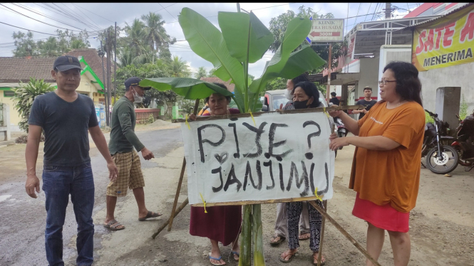 Protes Jalan Rusak, Emak-emak Tanam Pohon Pisang