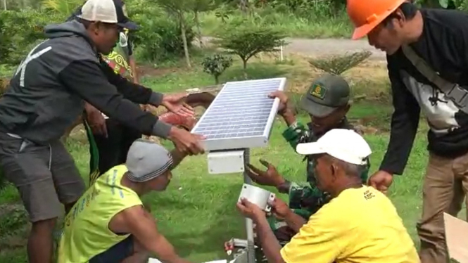 Kostrad Pasang Lampu Solar Cell 50 Titik di Sukabumi, Jawa Barat