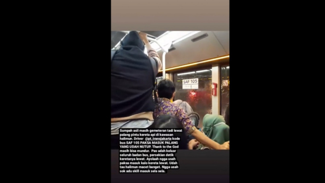Cuplikan kepanikan dalam Bus Transjakarta.