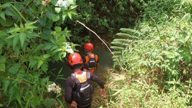 Tim SAR mencari korban di sungai sungai Sopo Komil, Dairi, Sumut.