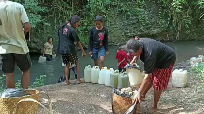 Krisis Air Bersih, Warga Gunakan Air di Balik Tebing untuk Minum