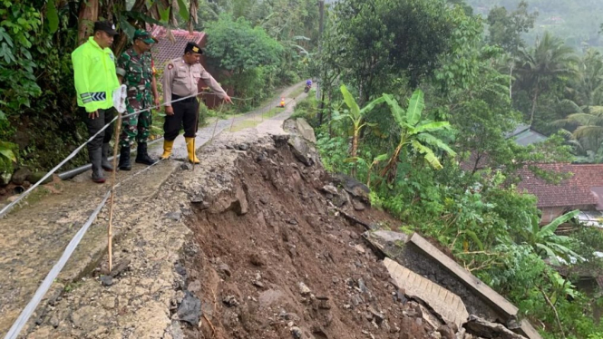 Hujan Deras, Jalan Penghubung Desa Amblas, Tebing Longsor