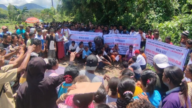 Protes Penanaman Pilar, Warga Gelar Unjuk Rasa dengan Ritual Adat