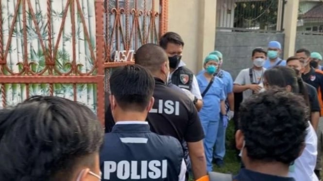 Olah TKP di lokasi satu keluarga tewas Kalideres Jakarta Barat.