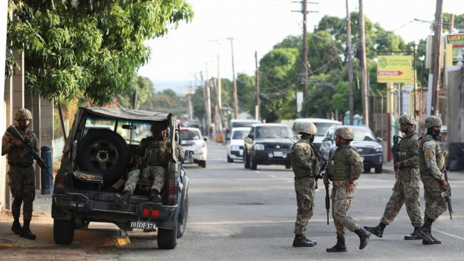Pasukan keamanan berjaga di Jamaika.