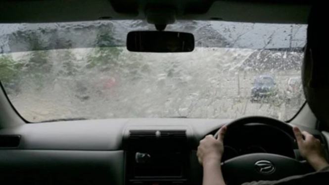 Ilustrasi mengemudi saat hujan deras.